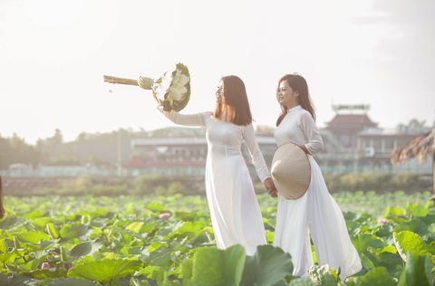 Hai bạn nữ tinh khôi chụp ảnh áo dài bên hoa sen