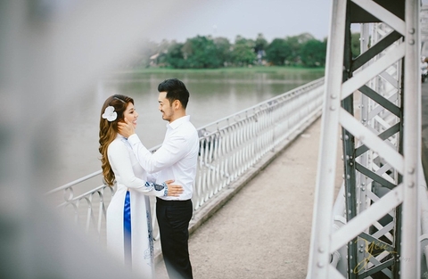 Bộ ảnh cưới với trang phục áo dài tuyệt đẹp tại cầu Trường Tiền