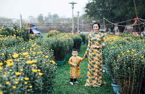 Ảnh chụp mẹ và bé du xuân đáng yêu