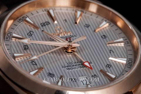 Review đồng hồ Omega Seamaster Aqua Terra 150M Co-Axial GMT 43mm phiên bản vàng hồng dây da