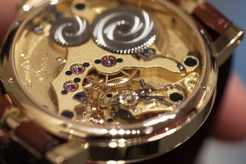 Từng chiếc vít trong bộ máy đồng hồ Lang & Heyne có giá 100 Euro? Từng chiếc vít trong bộ máy đồng hồ Lang & Heyne có giá 100 Euro?