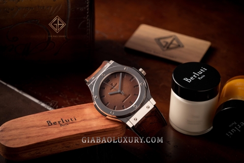 Review đồng hồ Hublot Classic Fusion Berluti Scritto: Một nét nâu trầm cổ điển