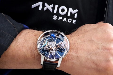 Sotheby's mời bạn đấu giá chiếc đồng hồ tourbillon 3 trục đầu tiên tiến vào không gian