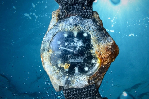 Đi lặn biển và bất ngờ tìm được một chiếc Rolex Submariner còn hoạt động Đi lặn biển và bất ngờ tìm được một chiếc Rolex Submariner còn hoạt động