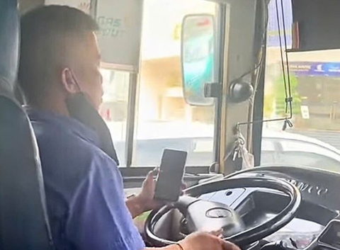 Bức xúc cảnh tài xế xe buýt vừa lái xe vừa bấm điện thoại