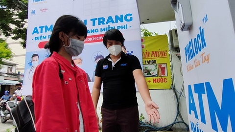 'ATM khẩu trang' miễn phí cùng người nghèo chống dịch Covid-19