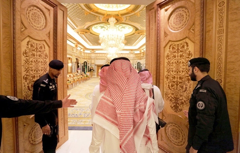 Cuộc sống xa hoa của quốc vương Saudi Arabia tại quê nhà