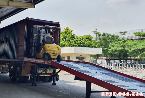 cầu dẫn xe nâng lên container Tân Phát