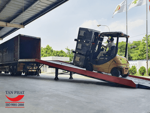 cầu dẫn xe nâng hàng lên container được lắp đặt tại Topla