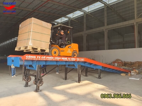 cầu dẫn xe nâng lên container Tân Phát