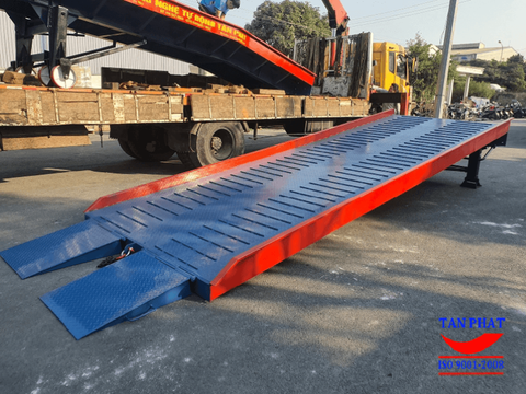 cầu dẫn xe nâng lên container Tân Phát