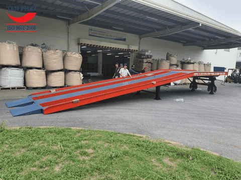 cầu dẫn xe nâng lên container Tân Phát