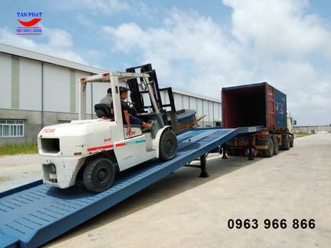 cầu dẫn xe nâng lên container Tân Phát