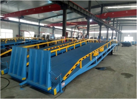 cầu xe nâng có lan can