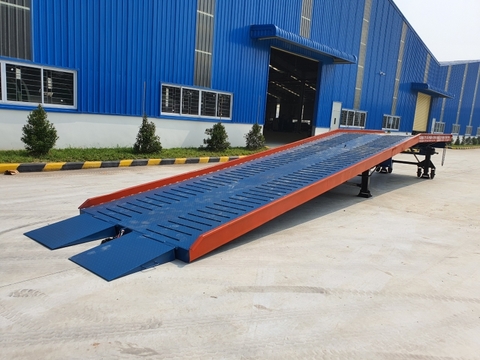 giá cầu dẫn xe nâng lên container Tân Phát