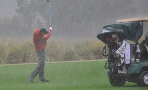 Những lưu ý khi chơi golf dưới trời mưa