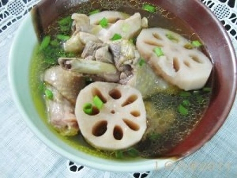 Cùng chiêu đã cả nhà với món gà đông tảo hầm củ sen