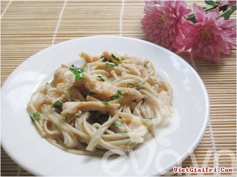 Chủ nhật vào bếp làm món gà đông tảo xào nấm kim châm