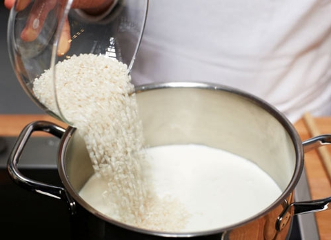 Tuyệt chiêu trắng da chỉ với nước gạo đun với sữa tươi