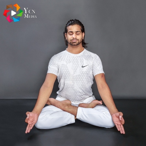 Chụp ảnh các tư thế tập Yoga cho HLV người Ấn Độ trong studio Hà Nội
