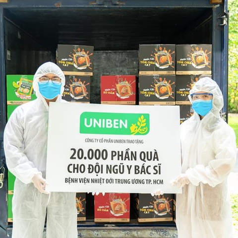 Chụp ảnh chương trình tặng mì của Công ty CP Uniben tại Hà Nội và Sài Gòn