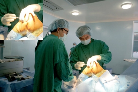 Thay khớp gối cứu bệnh nhân biến dạng chân
