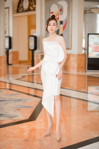 Đầm ôm body kiểu cúp ngực đính hoa