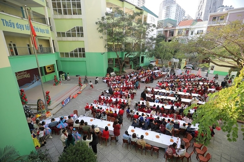 Các bạn mầm non Chu Văn An khám phá đàn sáng tạo từ những cốc nước