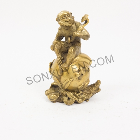 Khỉ đồng vàng ngồi trên quả đào cầm gậy như ý C16 R10