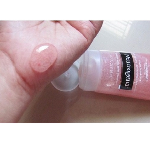 Sữa rửa mặt trị mụn Neutrogena Oil-Free Acne Wash Pink Grapefruit Foaming Scrub - 198ml - Bưởi Hồng
