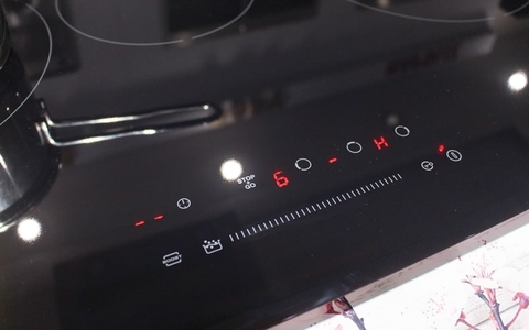 Tại sao một số mẫu mã lại sử dụng chung bàn phím?