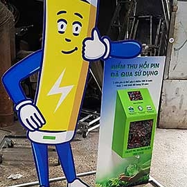 Standee hình người có hộp mica đựng đồ.