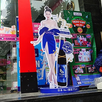 Thứ bất ngờ khiến standee hình người tăng gấp đôi hiệu quả quảng cáo