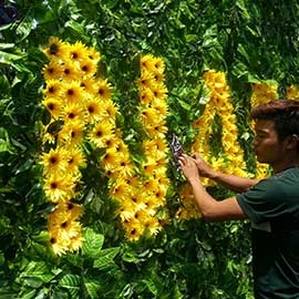 Đem thiên nhiên đến biển quảng cáo bằng cỏ nhân tạo, lá cây nhựa, hoa lá giả