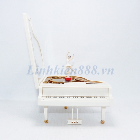 Đàn piano có nhạc và búp bê múa