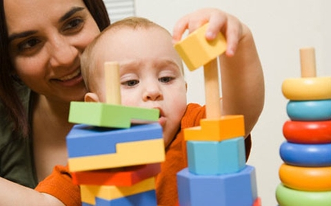 4 nhóm đồ chơi gỗ có khả năng kích thích sự sáng tạo ở trẻ 1 tuổi.