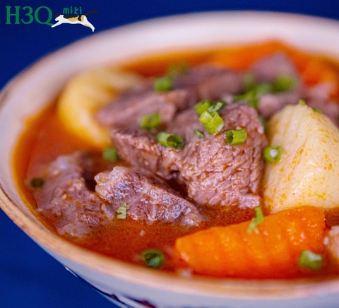 Australian Beef Shin Stew With Potato & Carrot (Incl. 2 Bread Loafs)