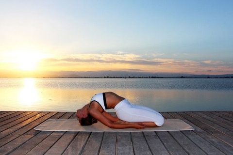 Dụng cụ thể thao : 1 bộ các đồ tập yoga tại nhà cần chuẩn bị đầy đủ