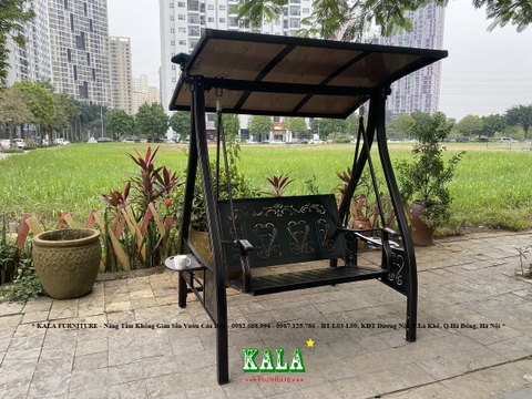 Xích đu cho 2 người có mái che bằng pin năng lượng mặt trời Xích đu cho 2 người có mái che bằng pin năng lượng mặt trời