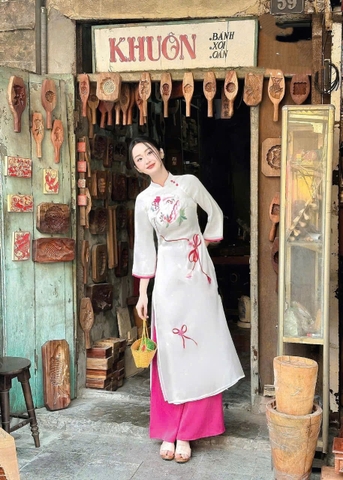 Áo Dài Cách Tân Họa Tiết Thêu Xinh Xắn