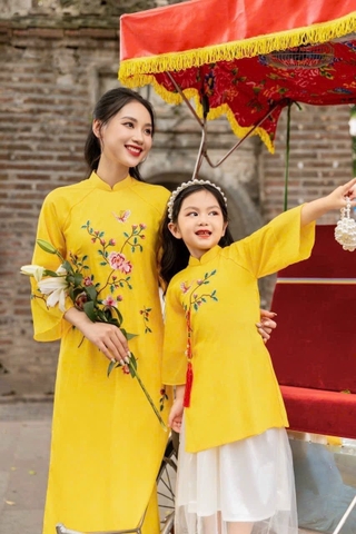Áo Dài Cách Tân Mẹ Bé Lụa Màu Vàng In Hoa 3D