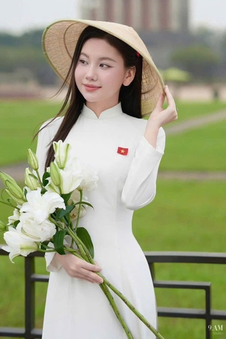 Áo Dài Lụa Trắng Thêu Cờ Đỏ Sao Vàng