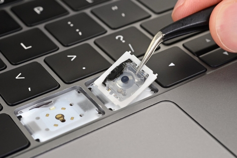 Bàn phím macbook bị hỏng có thể do nhiều nguyên nhân