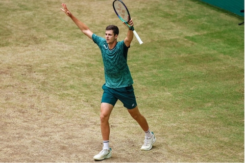 tennis Medvedev - Hurkacz: Thảm bại ngỡ ngàng, vỡ mộng xưng vương (Chung kết Halle Open)