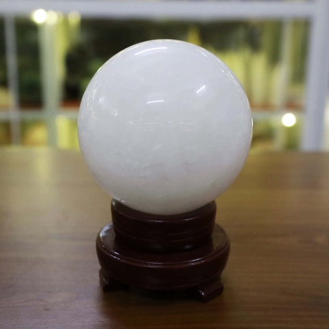 Quả cầu thạch anh trắng đục ĐK 10.2cm - 1.45kg-MTB457