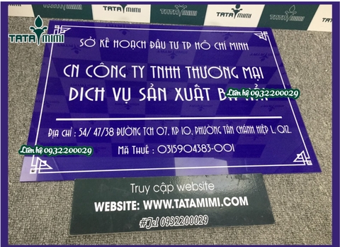 Biển công ty bằng mica xanh