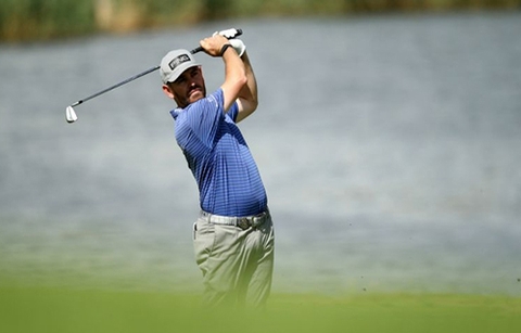 Golfer bị đau sỏi thận chiếm đỉnh bảng Nedbank Golf Challenge