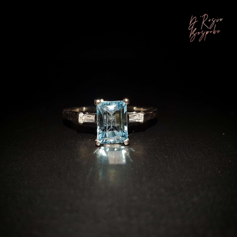 Nhẫn Aquamarine vàng trắng đính kim cương