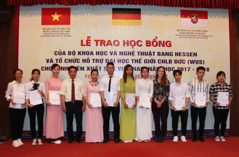 BỘ KHOA HỌC VÀ NGHỆ THUẬT BANG HESSEN VÀ TỔ CHỨC HỖ TRỢ ĐẠI HỌC THẾ GIỚI CHLB ĐỨC (WUS) TRAO TẶNG HỌC BỔNG CHO HỌC SINH TRƯỜNG HOA SỮA