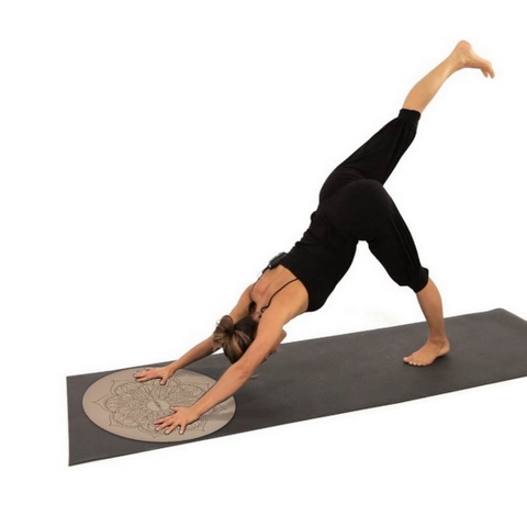 Sử dụng miếng đệm tăng độ bám cho tư thế yoga yêu cầù độ bám cao